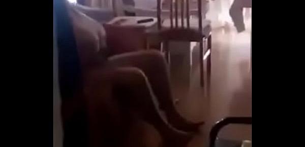  Corno chega em casa e da de cara com a esposa dando no sofá de casa corno fica sem ação.